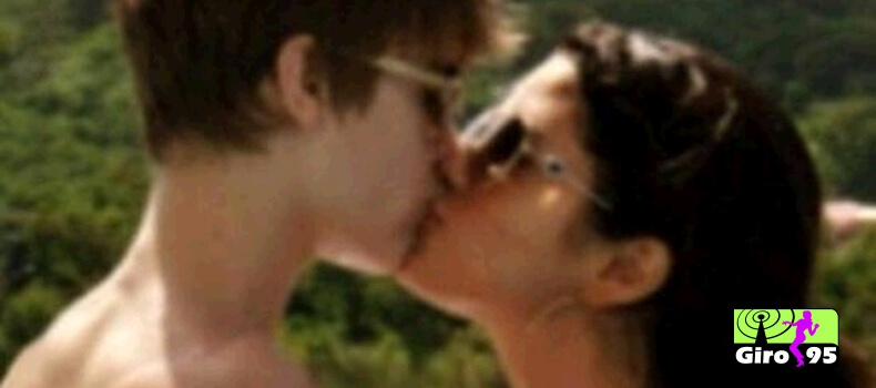 Justin Bieber publica foto antiga beijando Selena Gomez