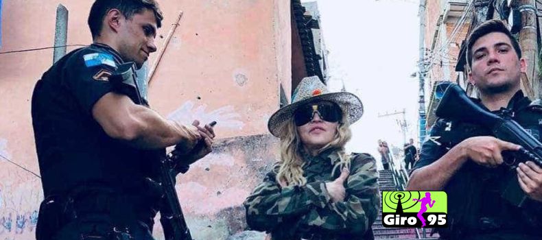 Madonna tira foto em favela do RJ ao lado de PMs