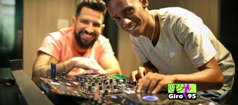 DJ preso injustamente por morte no Rio, Leonardo ganha equipamento de Dennis DJ