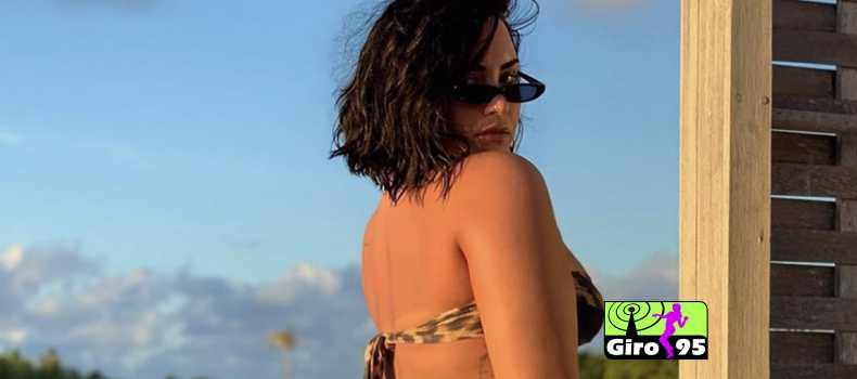 Demi Lovato exibe foto do corpo sem edição e desabafa